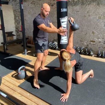 Exercice de kettlebell avec Laurent Duchêne coach sportif dans les Vosges